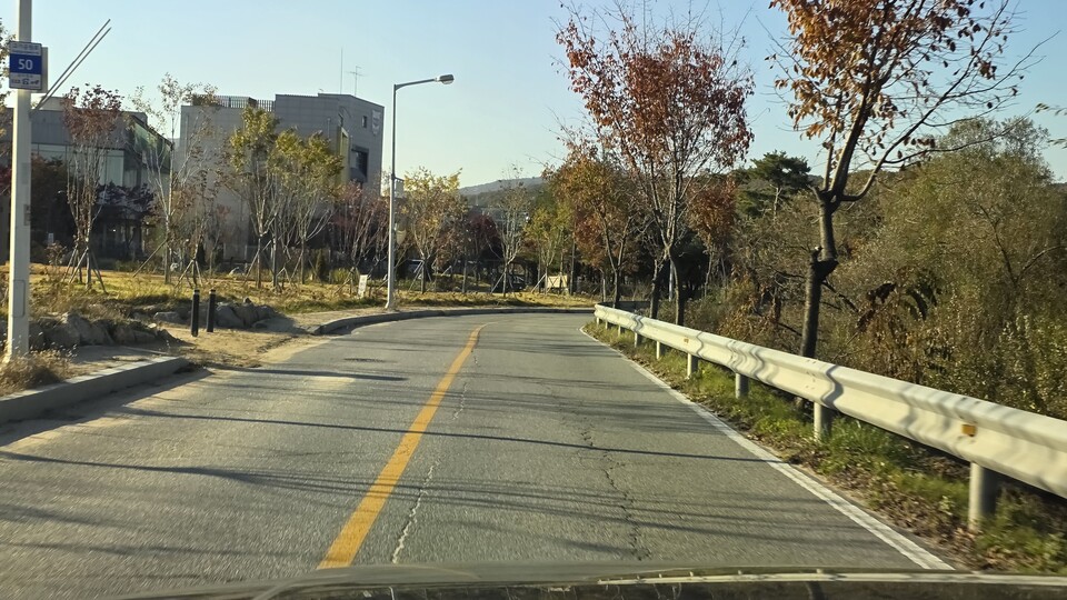 보행자 통로가 확보되지 않은 구간에 대한 사고 위험 우려가 높다. 용인시 관계자는 “당시부터 주민 안전을 우선시한 결정이었다”며 “학교 앞 도로는 통행이 금지된 구간이었다”고 설명했다./ 김두일 기자