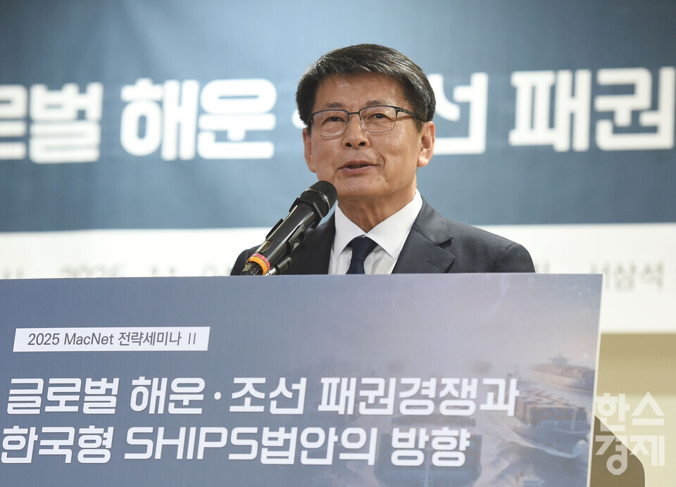 더불어민주당 서삼석 의원이 4일 오후 서울 여의도 국회 의원회관에서 열린 ‘글로벌 해운·조선 패권경쟁과 한국형 SHIPS법안의 방향’ 토론회에서 축사를 하고 있다./ 이호형 기자 leemario@sporbiz.co.kr 2025.11.04