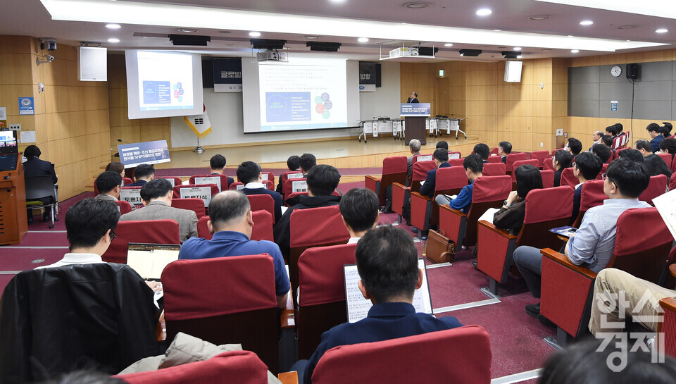 한국수출입은행 양종서 박사가 4일 오후 서울 여의도 국회 의원회관에서 열린 ‘글로벌 해운·조선 패권경쟁과 한국형 SHIPS법안의 방향’ 토론회에서 '국가안보 관점의 해사산업 정책 변화 필요성과 시사점'에 대한 주제 발표를 하고 있다./ 이호형 기자 leemario@sporbiz.co.kr 2025.11.04