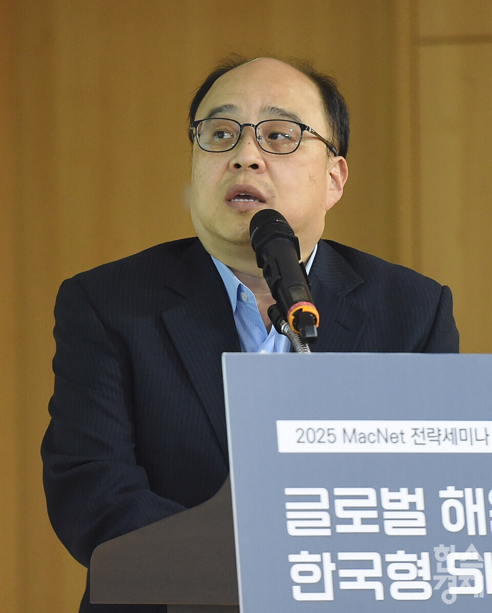 한국수출입은행 양종서 박사가 4일 오후 서울 여의도 국회 의원회관에서 열린 ‘글로벌 해운·조선 패권경쟁과 한국형 SHIPS법안의 방향’ 토론회에서 '국가안보 관점의 해사산업 정책 변화 필요성과 시사점'에 대한 주제 발표를 하고 있다./ 이호형 기자 leemario@sporbiz.co.kr 2025.11.04