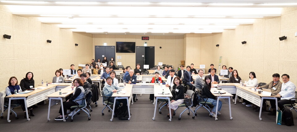 이대목동병원 개방형실험실 운영사업단(단장 김건하)이 최근 이대서울병원 지하 2층 대강당에서 ‘제2기 바이오 에밀리 코스(Bio-Emily Course) 수료식 및 공동연구회 네트워킹’ 행사를 개최했다. /이화여대의료원 제공