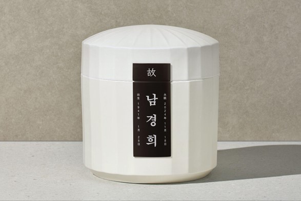 아너스톤과 광주요가 협업해 출시한 한정판 봉안함 'RYUN(련)'이 전통과 현대의 조화를 통한 차별화된 가치로 빠르게 추모 시장의 새로운 표준으로 자리잡고 있다./아너스톤