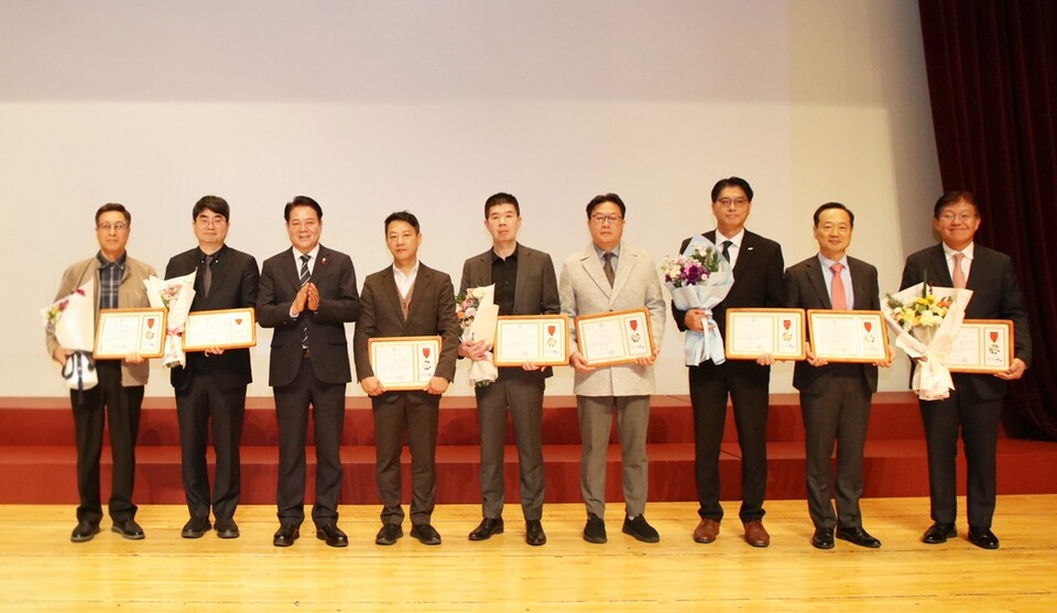 안양시(시장 최대호)는 지역경제 발전에 기여하고 탁월한 기술력과 경영 성과를 보인 8개 기업을 ‘2025년 안양시 우수기업’으로 최종 선정했다고 4일 밝혔다./ 안양시 제공