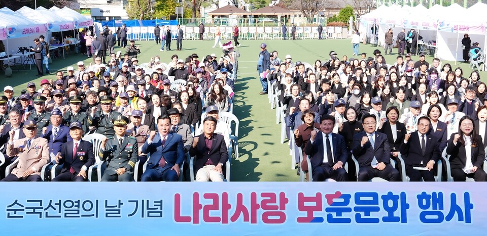 광주시(시장 방세환)는 순국선열의 달을 맞아 지난 1일 호국보훈공원에서 ‘나라사랑 보훈문화 행사’를 열고 순국선열의 숭고한 희생과 공헌을 기렸다./ 광주시 제공