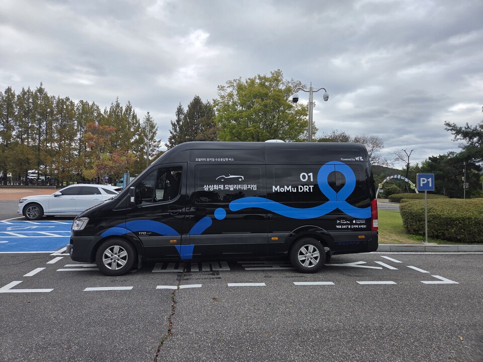 용인특례시(시장 이상일)는 수요응답형 모빌리티 플랫폼 스타트업 ‘스튜디오 갈릴레이(대표 김현명)’가 추진하는 ‘모뮤DRT(MoMue Demand Responsive Transit)’ 서비스에 한정면허를 발급했다고 4일 밝혔다./ 용인특례시 제공