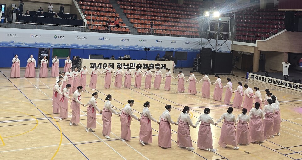 영암군 삼호읍 여성 50명으로 구성된 삼호사랑강강술래보존회는 지난달 29일 강진실내체육관에서 열린 ‘제48회 전남민속예술축제’ 일반부에서 ‘영암 강강술래’로 대상을 수상했다./사진=영암군