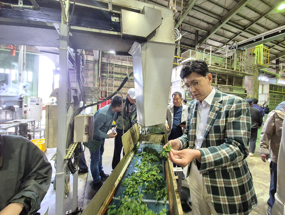 시즈오카현립 차업연구센터에서 스마트 가공·품질 관리 시스템을 확인하고 있다. /사진=보성군