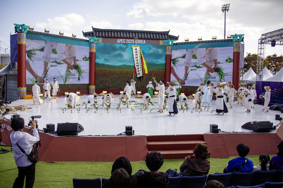 문경 모전들소리보존회 ,APEC 대외공연을 상황리 공연 .사진=문경시 제공