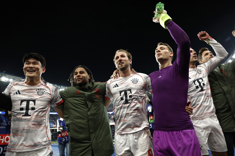 2025-2026 유럽축구연맹(UEFA) 챔피언스리그(UCL) 리그 페이즈 4차전 파리 생제르맹(PSG) 원정 경기에 교체로 출전한 김민재(왼쪽). /연합뉴스