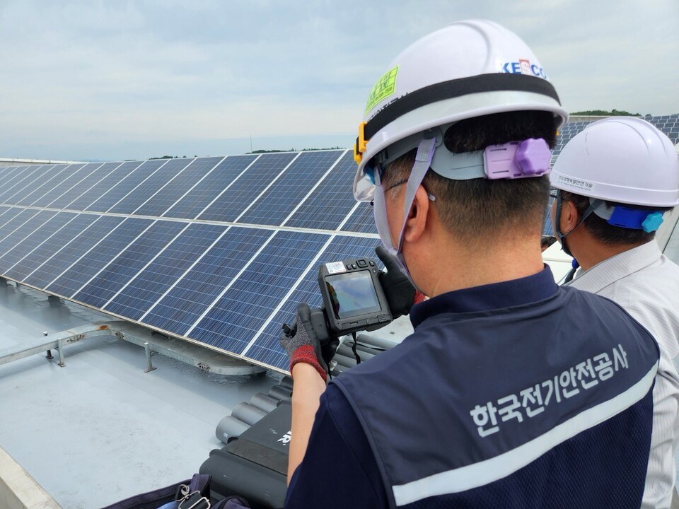 지난 8월 한국전기안전공사 관계자들이 APEC 정상회의 현장인 경주화백컨벤션센터 태양광설비의 안전점검을 진행하고 있다./사진=한국전기안전공사