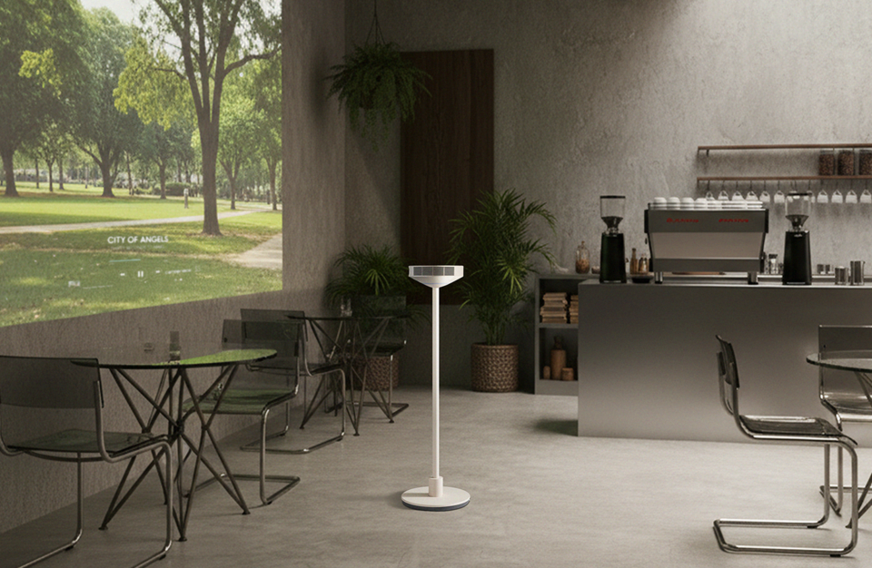  LG 무드메이트는 빔프로젝터, 인테리어 조명, 블루투스 스피커 역할을 모두 수행하는 신개념 프로젝터이다. 긴 스탠드에 원형의 프로젝터 헤드를 결합한 형태로 고객은 자유롭게 옮겨 다니며 최대 120인치 대화면으로 다양한 콘텐츠를 감상할 수 있다./LG전자 