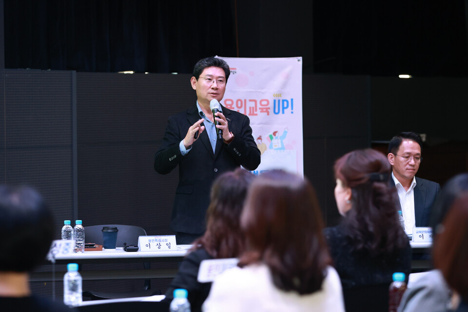 이상일 용인특례시장이 학교 현장을 직접 챙기는 ‘교육 현안 간담회’를 이어가고 있다./ 용인특례시 제공