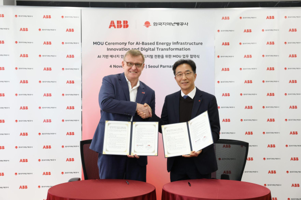 한국지역난방공사 김학균 플랜트기술처장(사진 오른쪽)과 ABB 앤더스 마테센 아시아 총괄대표가 협약서에 서명후 기념사진을 찍고 있다./한국지역난방공사 제공