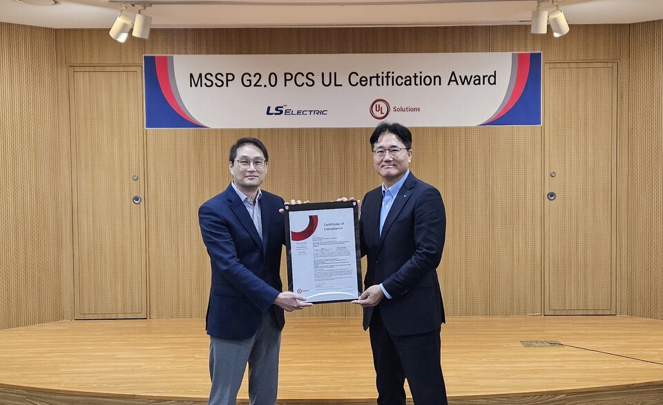 서장철 LS일렉트릭 전력연구개발본부장 겸 최고기술책임자(오른쪽), 웨슬리 궉 UL 솔루션즈 신재생에너지 및 산업 자동화 총괄 부사장(왼쪽)이 기념촬영을 하는 모습./ LS일렉트릭 제공