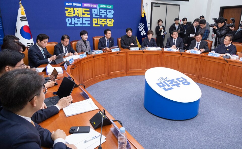 더불어민주당 정청래 대표가 5일 국회에서 21대 대선 백서 발간 시연회 직후 열린 최고위원회의에서 의사봉을 들고 회의 시작을 알리고 있다. /연합뉴스