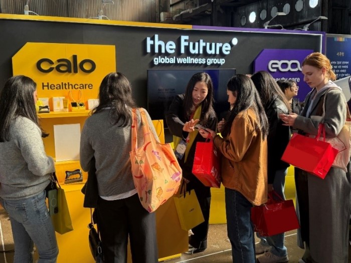 더퓨처 메인부스에 방문한 고객들이 제품을 시연하고 있다./더퓨처