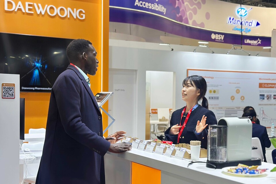 CPHI 2025에 참가한 대웅제약 부스에서 해외 바이어가 질문하고 있는 모습./대웅제약 제공