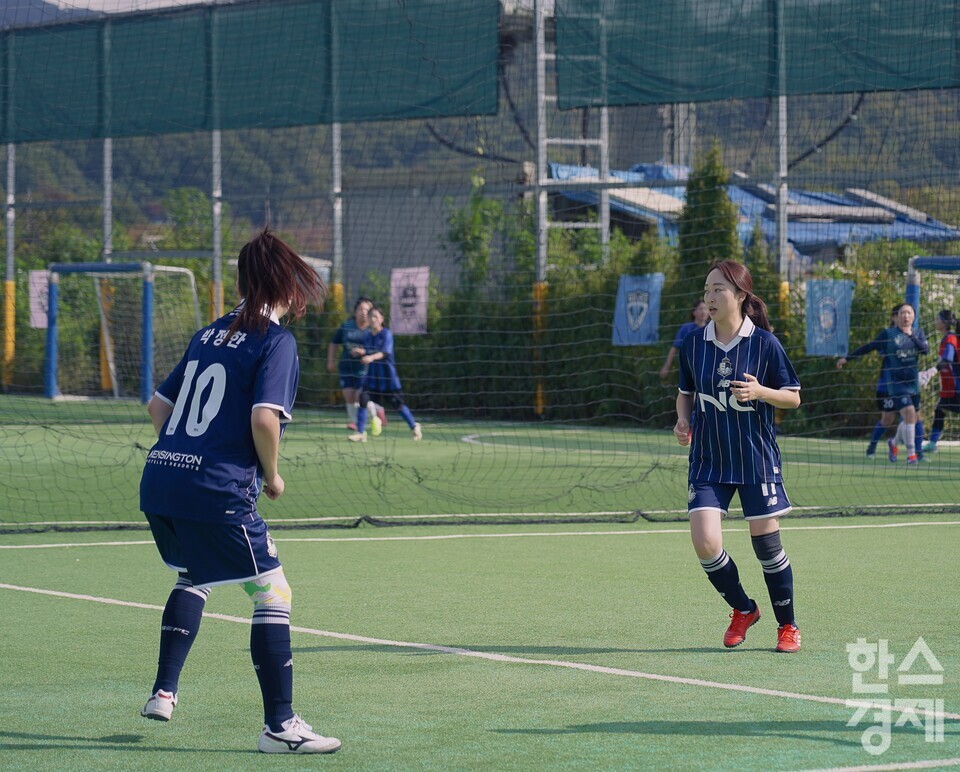프로축구 K리그2(2부) 서울이랜드 김예현 매니저가 풋살을 즐기는 모습. /류정호 기자