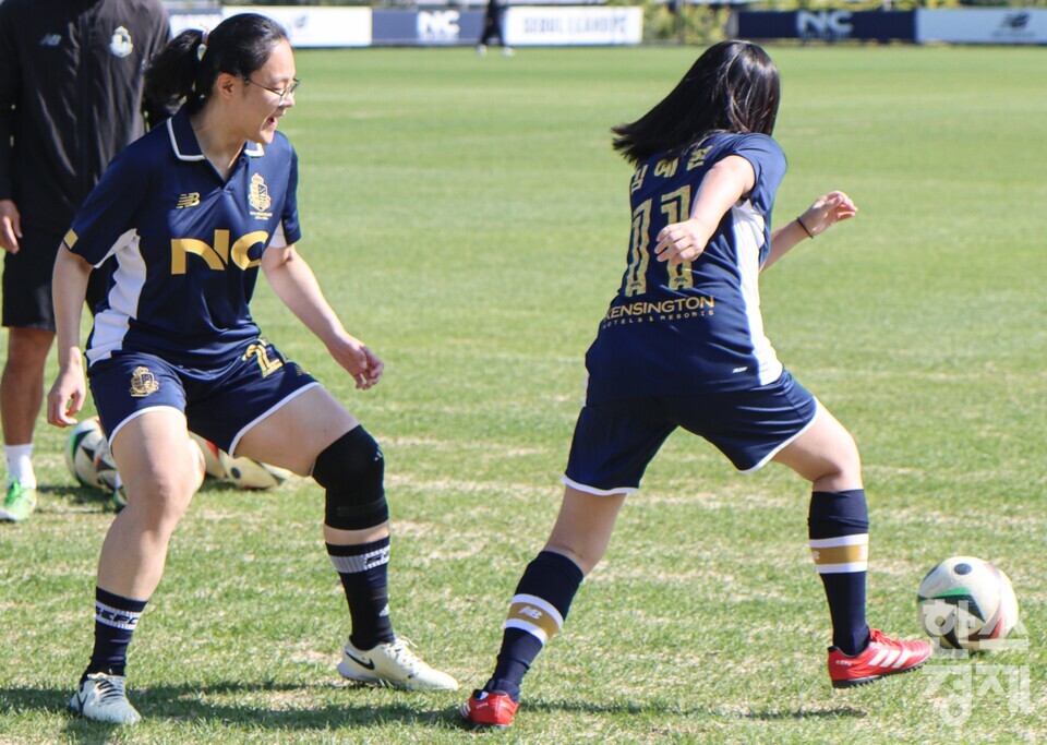 프로축구 서울 이랜드 김예현 매니저가 풋살을 즐기는 모습. /류정호 기자