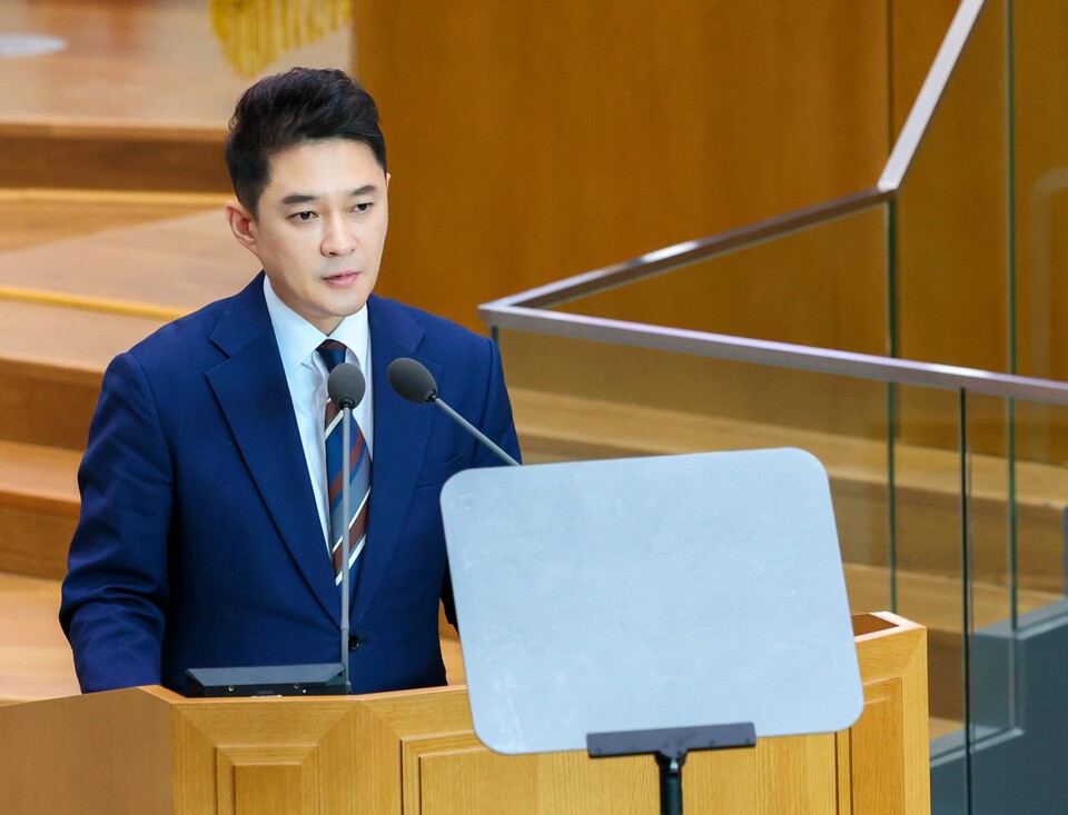 전석훈 의원(더불어민주당, 성남3)이 “AI 고속도로를 건설하겠다는 정부 방향과 달리, 경기도가 AI 핵심 예산을 삭감한 것은 위험천만한 역주행”이라며 도정의 근본적 전환을 촉구했다./ 경기도의회 제공