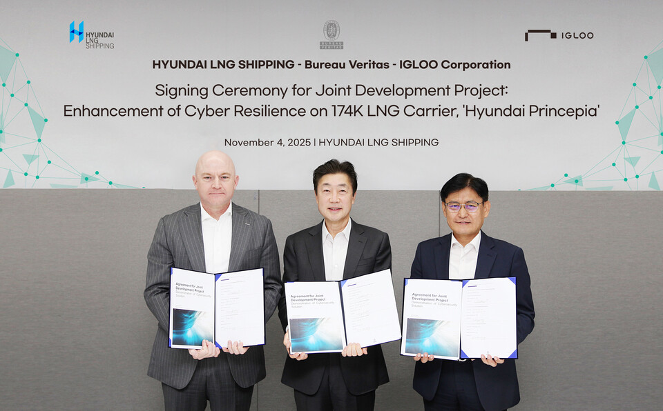 (왼쪽부터) 크리스토프 바에스 프랑스선급 한국대표, 이규봉 현대엘엔지해운 대표이사, 김은중 이글루코퍼레이션 부사장