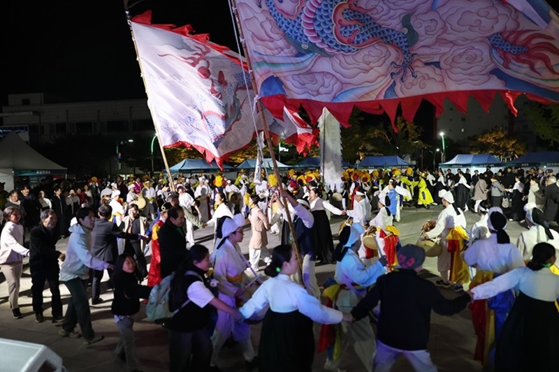 진도군 ‘2025 진도국제무형문화축전’이 지난달 30일부터 4일간 진도군 향토문화회관과 철마공원에서 개최하여 성황리에 폐막했다./사진=진도군