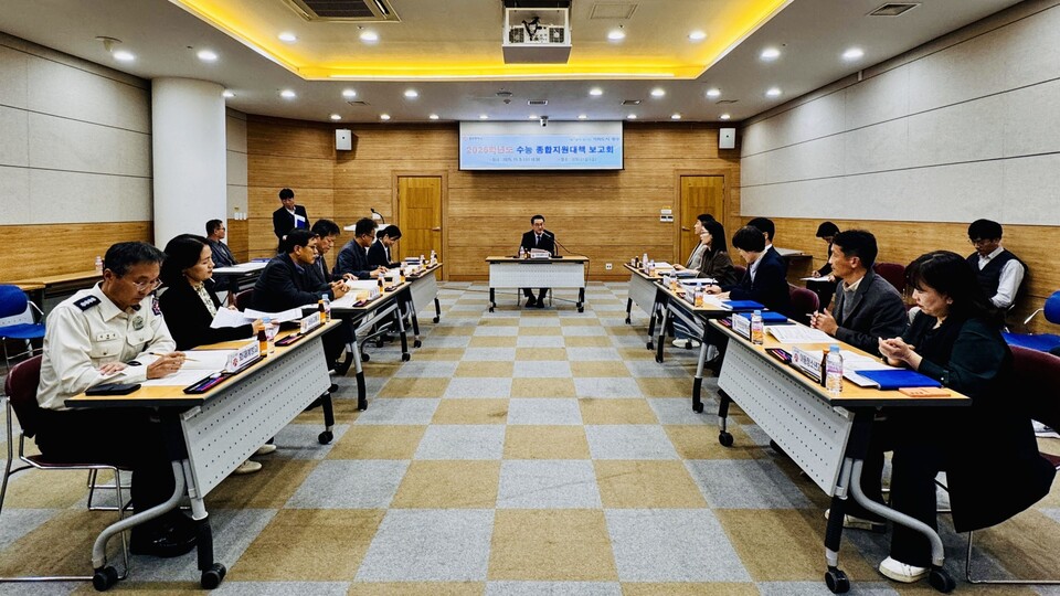 김영문 광주시 문화경제부시장이 5일 시청 세미나1실에서 열린 2026학년도 대학수학능력시험 종합지원대책 보고회에 참석해 광주교육청, 광주경찰청, 소방안전본부 등과 함께 안전하고 편안한 시험환경 조성을 위한 대책을 논의하고 있다. /사진=광주광역시