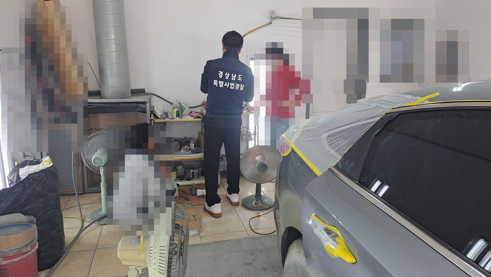 민원이 발생하거나 불법 도색이 의심되는 사업장 주변에서 악취 발생 모니터링을 지속하고, 잠복근무·주변 탐문 등을 통해 위반 현장을 적발하고 있는 경남도 특별사법경찰   사진=경상남도