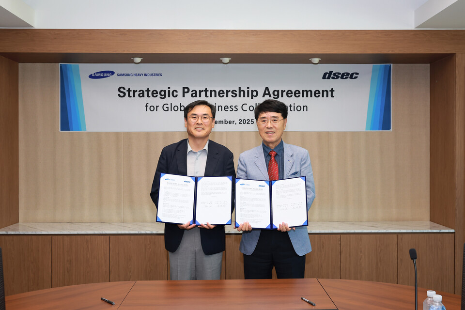 삼성중공업 김경희 부사장(왼쪽)과 디섹 윤석용 대표이사가 전략적 파트너십 구축 협약을 체결한 후 기념 촬영을 하고 있다./삼성중공업
