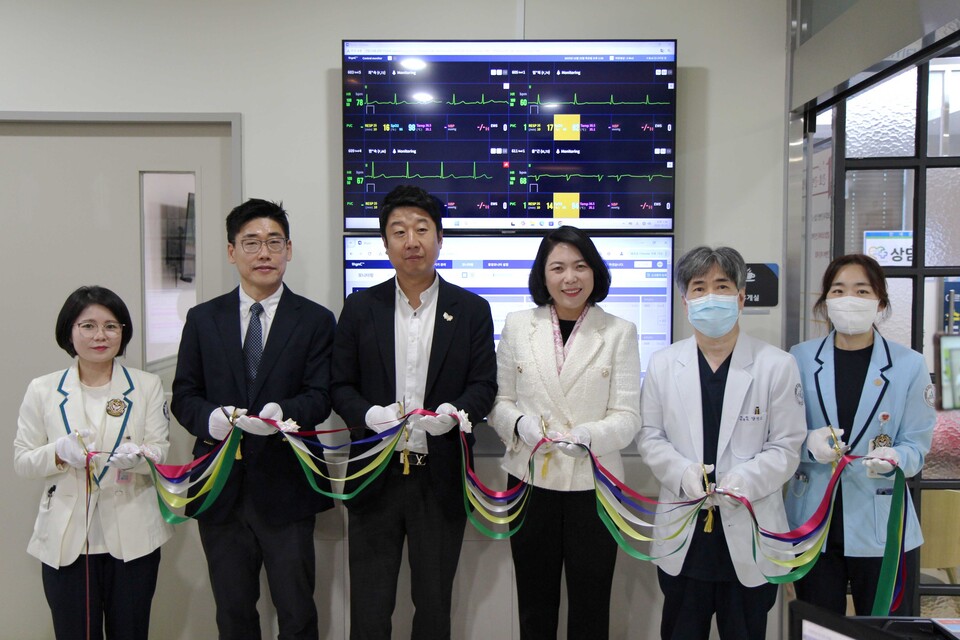 동탄시티병원과 대웅제약, 씨어스테크놀로지 임직원이 씽크가 설치된 병동에서 기념사진을 찍고 있다./대웅제약 제공