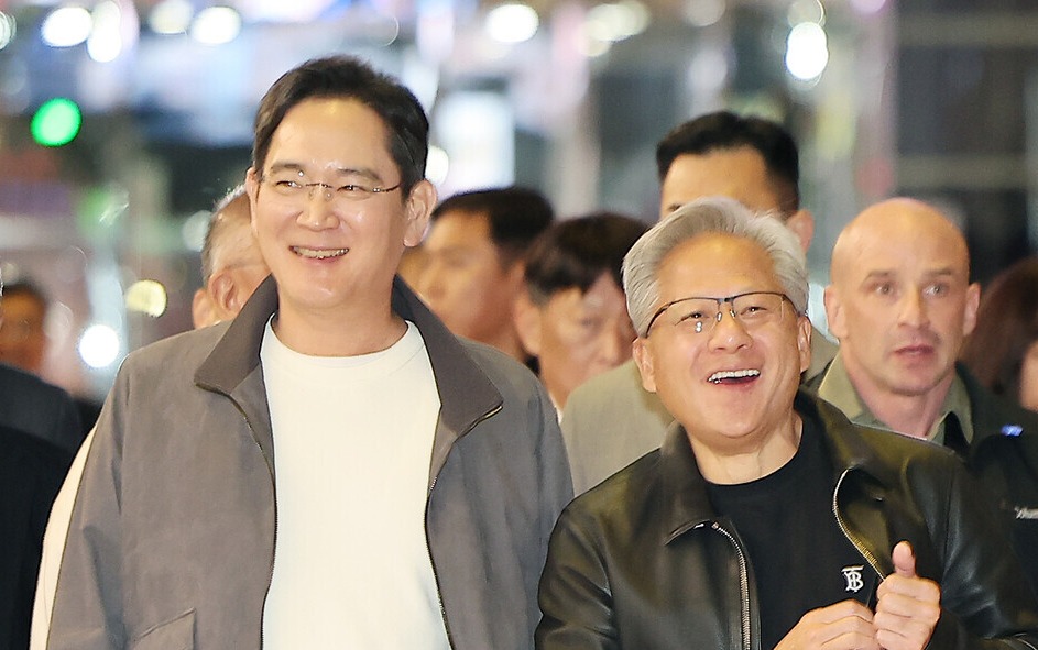 젠슨 황 엔비디아 최고경영자(CEO)가 지난 달 30일 오후 서울 강남구 삼성동 코엑스 광장에서 열린 지포스 게이머 페스티벌(GeForce Gamer Festival); 엔비디아 PC 게임 페스티벌에 앞서 이재용 삼성전자 회장, 정의선 현대차그룹 회장과 강남 모처 ‘치맥 회동' 후 행사장으로 이동 하고 있다./ 이호형 기자 