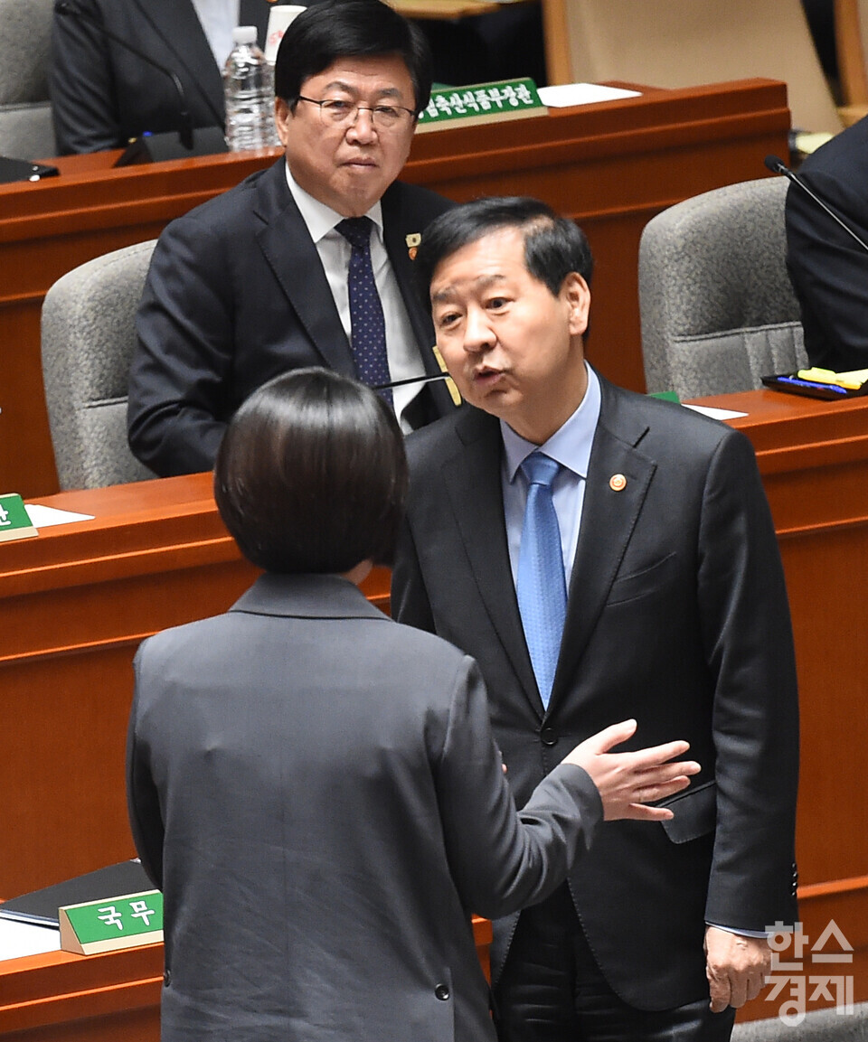 구윤철 경제부총리 겸 기획재정부 장관이 6일 오전 서울 여의도 국회에서 열린 제429회 국회(정기회) 제3차 예산결산특별위원회 전체회의에 앞서 더불어민주당 이소영 예산결산특별위 간사와 얘기를 나누고 있다./ 이호형 기자 leemario@sporbiz.co.kr 2025.11.06