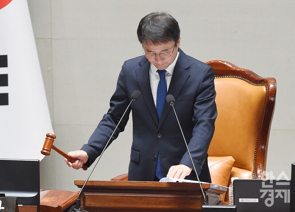 한병도 국회 예산결산특별위원장이 6일 오전 서울 여의도 국회에서 열린 제429회 국회(정기회) 제3차 예산결산특별위원회 전체회의에서 의사봉을 두드리고 있다./ 이호형 기자 leemario@sporbiz.co.kr 2025.11.06