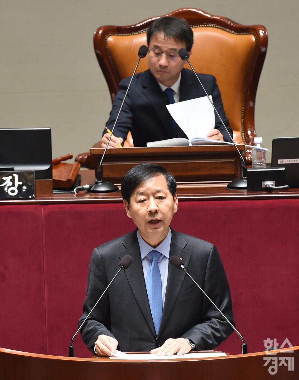 구윤철 경제부총리 겸 기획재정부 장관이 6일 오전 서울 여의도 국회에서 열린 제429회 국회(정기회) 제3차 예산결산특별위원회 전체회의에서 2026년도 정부예산 제안 설명을 하고 있다./ 이호형 기자 leemario@sporbiz.co.kr 2025.11.06
