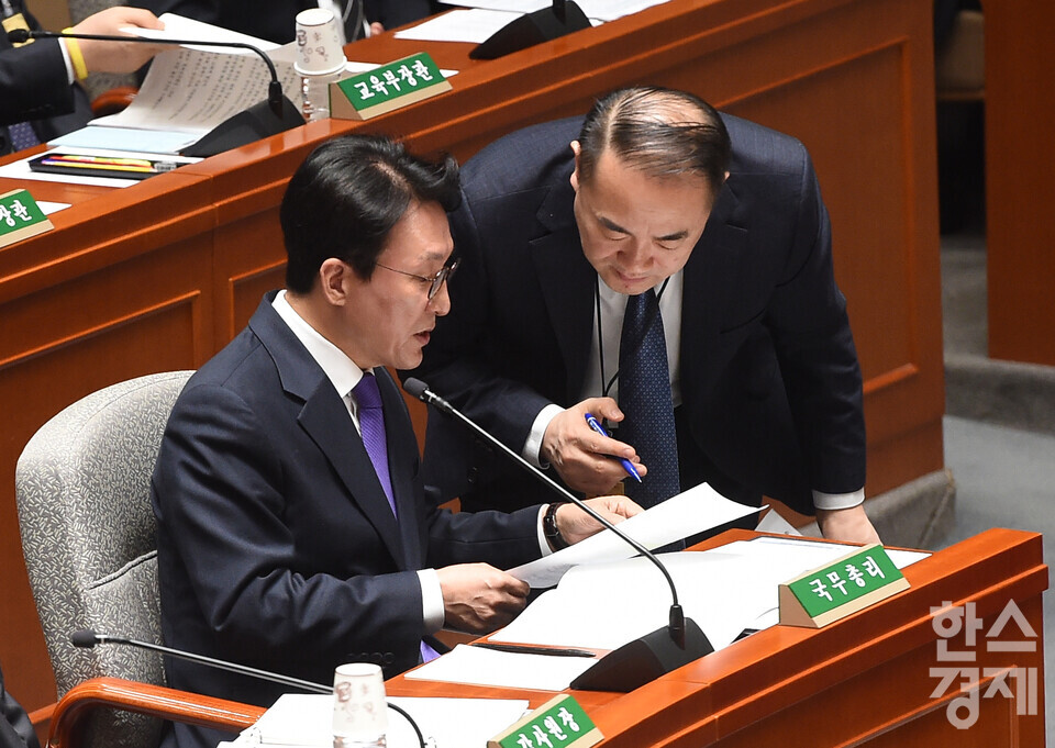 김민석 국무총리가 6일 오전 서울 여의도 국회에서 열린 제429회 국회(정기회) 제3차 예산결산특별위원회 전체회의에서 자료 검토를 하고 있다. / 이호형 기자 leemario@sporbiz.co.kr 2025.11.06