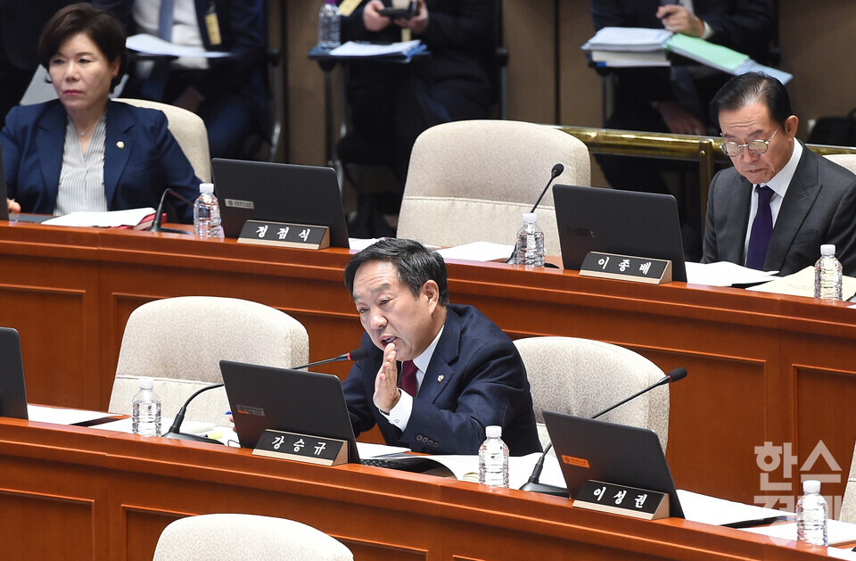국민의 힘 강승규 위원이 6일 오전 서울 여의도 국회에서 열린 제429회 국회(정기회) 제3차 예산결산특별위원회 전체회의에서 김민석 국무총리에게 질의를 하고 있다./ 이호형 기자 leemario@sporbiz.co.kr 2025.11.06