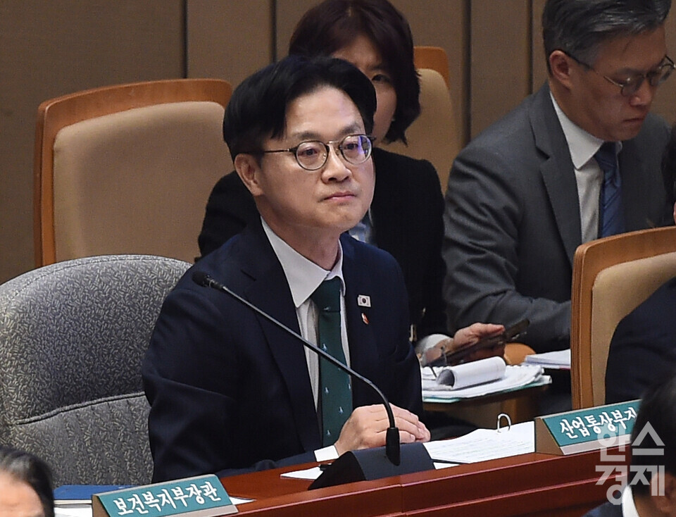 김정관 산업통상부 장관이 6일 오전 서울 여의도 국회에서 열린 제429회 국회(정기회) 제3차 예산결산특별위원회 전체회의에서 국민의 힘 강승규 위원 질의를 경청하고 있다./ 이호형 기자 leemario@sporbiz.co.kr 2025.11.06