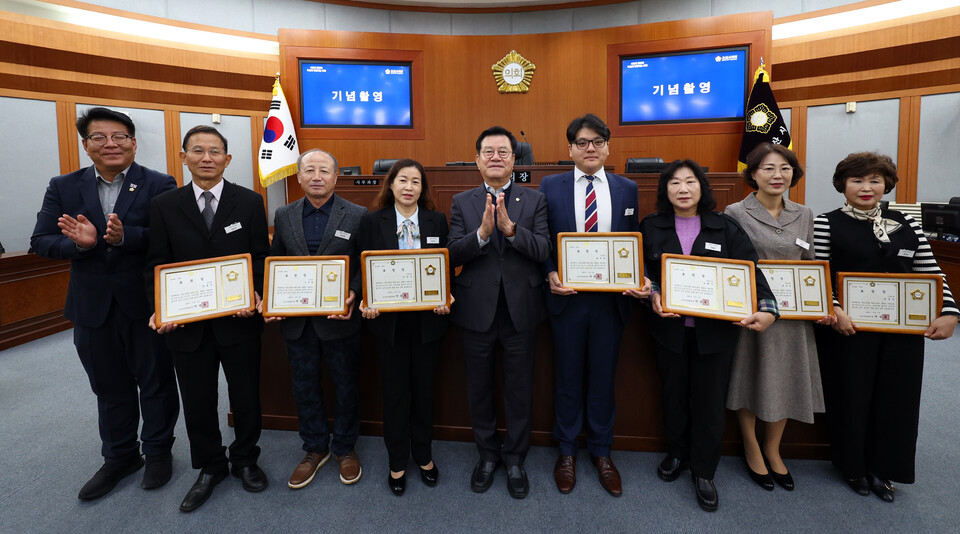 오산시의회(의장 이상복)가 지역 곳곳에서 묵묵히 봉사하며 주민자치의 현장을 지켜온 시민들에게 감사의 뜻을 전했다./ 오산시의회 제공