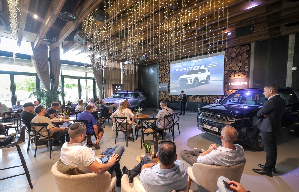KGM은 독일 시장 대규모 글로벌 론칭에 이어 개별 국가별로 토레스 하이브리드와 무쏘 EV 등 신제품 출시 행사를 갖고 수출시장 공략 가속화에 나섰다./KG모빌리티