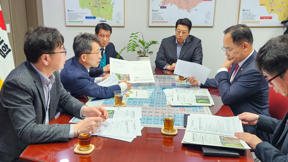 유정근 영주시장 권한대행을 비롯한 관계 공무원 국회 주요 상임위원회 의원실을 찾아 국비 지원 적극 건의 .사진=영주시 제공