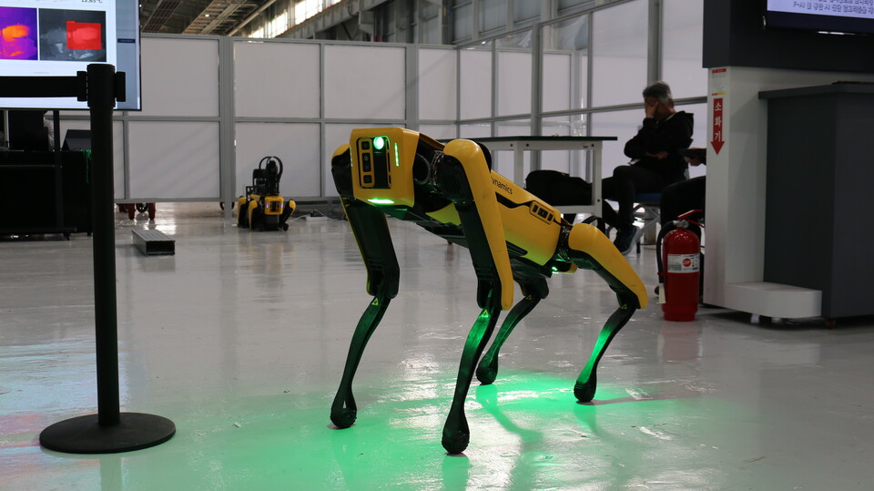 보스턴 다이나믹스의 4족 보행 로봇 'SPOT'이 공장을 자율 순찰하며 다양한 센서로 설비 상태를 실시간 모니터링하는 모습./현대차그룹