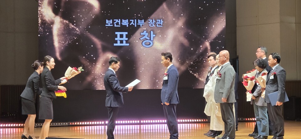 표창을 받고 있는 BPA 엄기용 ESG경영실장(우측). 사진=BPA