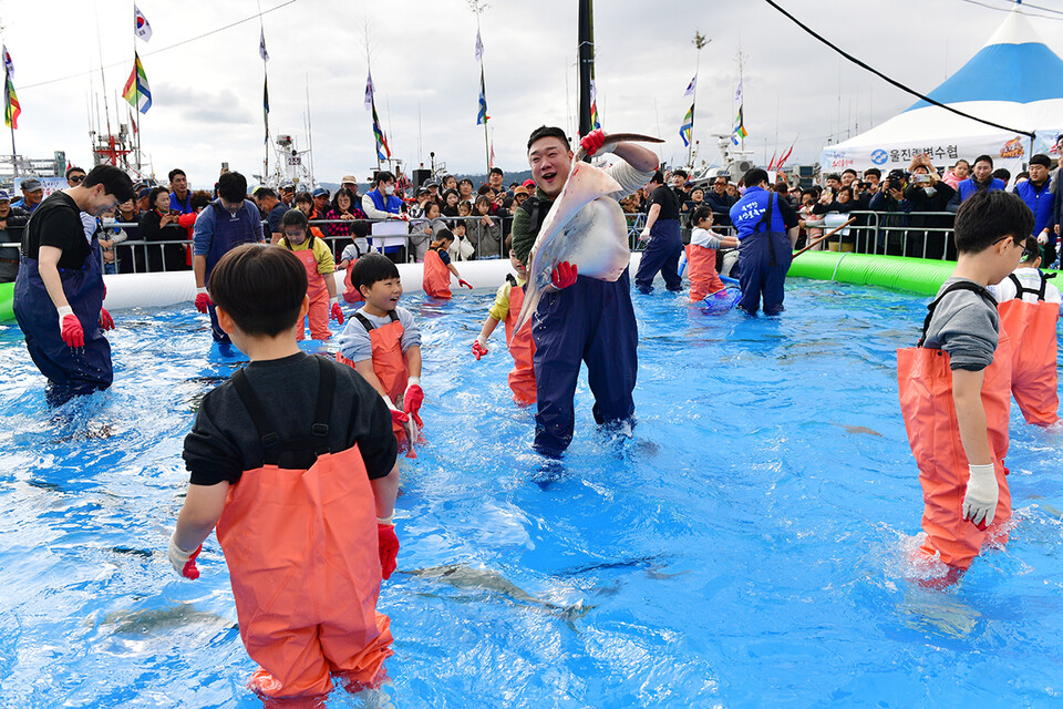 울진군,죽변항 일원에서 ‘2025 죽변항 수산물축제’ 개최 .사진=울진군 제공