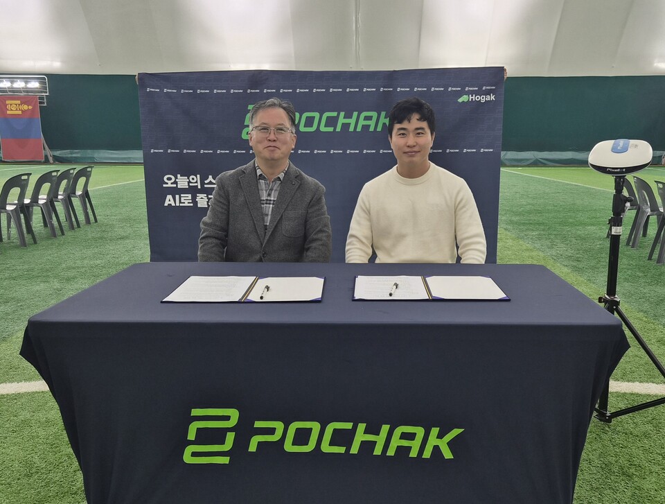 전영생 호각 대표와 김재희 브라보 아레나 이사(왼쪽부터). /호각 제공