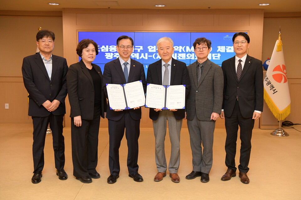 고광완 광주광역시 행정부시장이 6일 오후 시청 비즈니스룸에서 (재)씨젠의료재단 박창수 광주호남검사센터 대표원장과 광주 도심융합특구 조성사업 업무협약을 체결한 후 기념촬영을 하고 있다. /사진=광주광역시