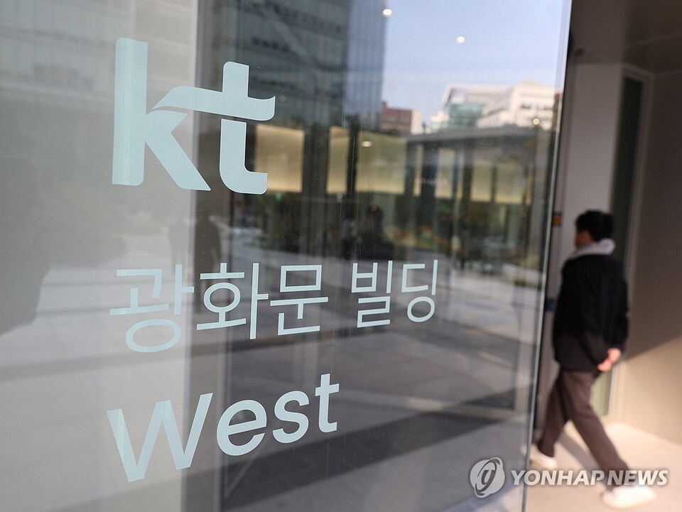 KT가 지난해 BPF도어(BPFDoor)라는 은닉성이 강한 악성 코드에 서버가 대량 감염된 사실을 자체 파악하고도 당국에 신고하지 않고 은폐한 것으로 파악됐다. BPF도어는 올해 초 불거진 SKT[017670] 해킹 사례에서도 큰 피해를 준 악성 코드다.KT 해킹 사고를 조사 중인 민관 합동 조사단은 6일 정부서울청사에서 중간 조사 결과에 대한 브리핑을 통해 이같이 밝혔다.사진은 이날 서울 광화문 KT 본사 모습. /연합뉴스