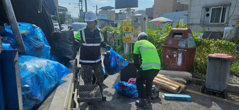 안성시(시장 김보라)는 생활쓰레기 배출부터 수거·처리에 이르는 ‘3단계 청소관리시스템’을 구축해 깨끗한 도시 조성과 재활용률 증대에 앞장서고 있다./ 안성시 제공