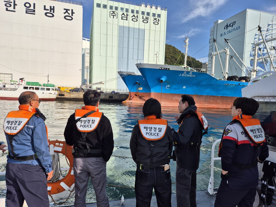 부산항만공사와 부산경찰청, 부산해경서, 부산항보안공사 4개 기관 관계자들이 참여한 감천항 해상 합동점검이 지난 5일 실시됐다. 부산해경 경비정에서 현장을 점검하는 합동점검단./부산항만공사