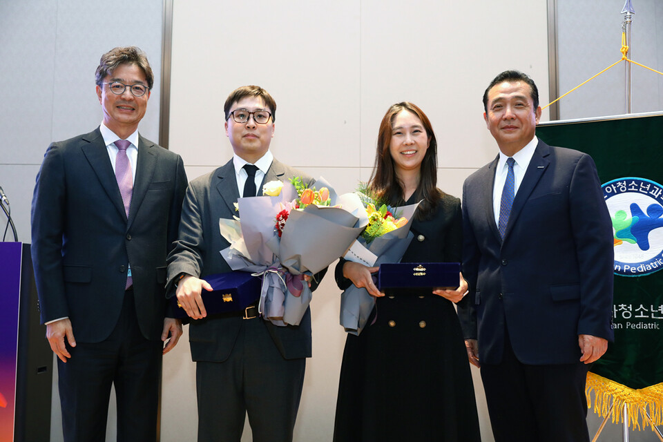 6일 열린 ‘2025 두산연강 소아청소년과 학술상’ 시상식에서 참석자들이 기념촬영을 하고 있다. (왼쪽부터)  김한석 대한소아청소년과학회 이사장, 서은섭 지니너스  책임연구원, 이다혜  중앙대학교병원 조교수, 이원재 두산연강재단  대표./두산 그룹