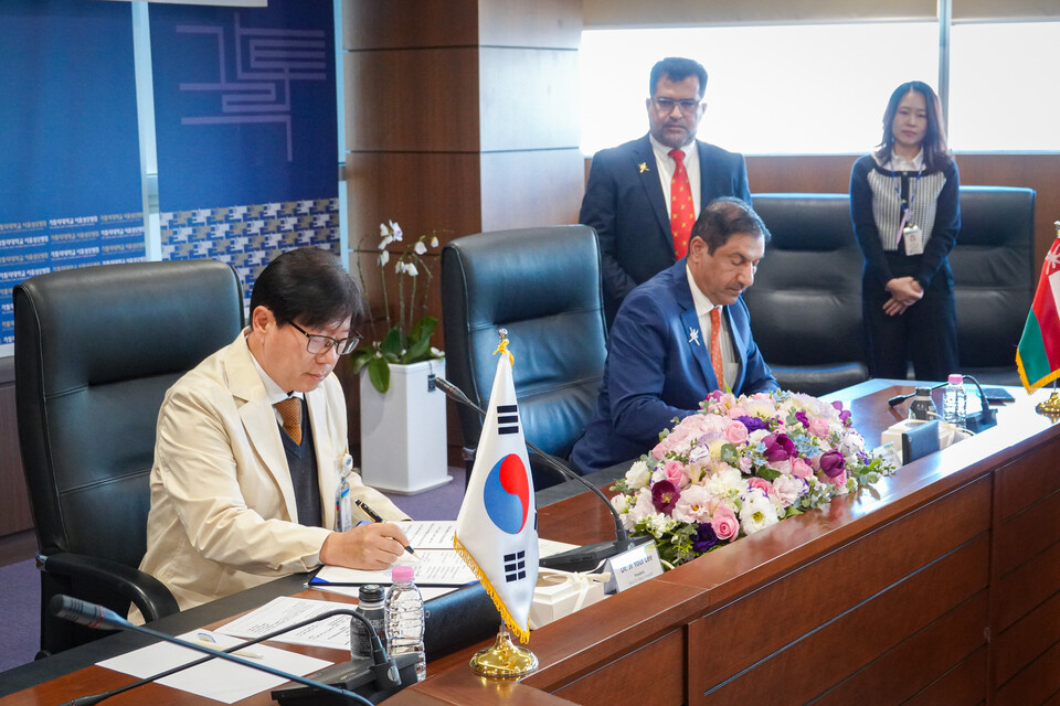 서울성모병원과 오만 군병원이 글로벌 의료협력 확산을 위한 업무협약을 체결했다./서울성모병원 제공